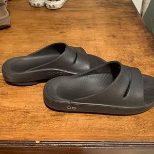 Oofos slides size 37